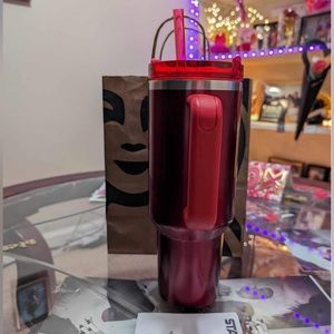 Starbucks X Stanley 2023 Holiday Red 40oz Tumbler Limited Edition (CUP IN HAND)